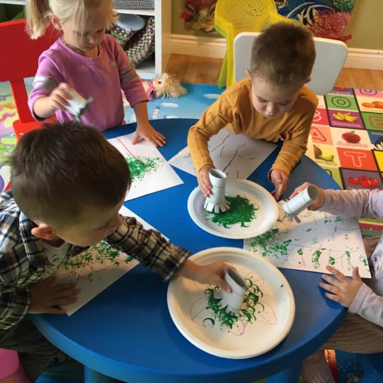 Дорогие родители! Happy kids day home проводит дополнительный набор в наш уютный , домашний садик. Дети от 18 месяцев . Время работы с понедельника по пятницу , с 7:30 утра до 4:30вечера. Р-он Fisher Ave (Nepean )Будем рады новым друзьям. л/с